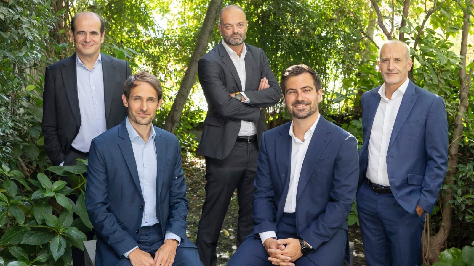 Sentados de izquierda a derecha: Alberto Rodríguez (COO de KamBIO) y Mario Sancho (CEO de Kira Ventures). De pie de izquierda a derecha: Carlos Rubio (CEO de KamBIO), José Antonio García Galdón (director general de Tratamiento de Residuos de Valoriza) y Pedro Landeras (director de Tratamiento de Residuos Industriales de Valoriza).